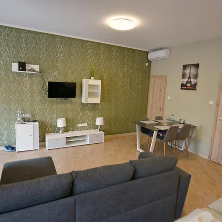 Apartamento Purple Apartman *